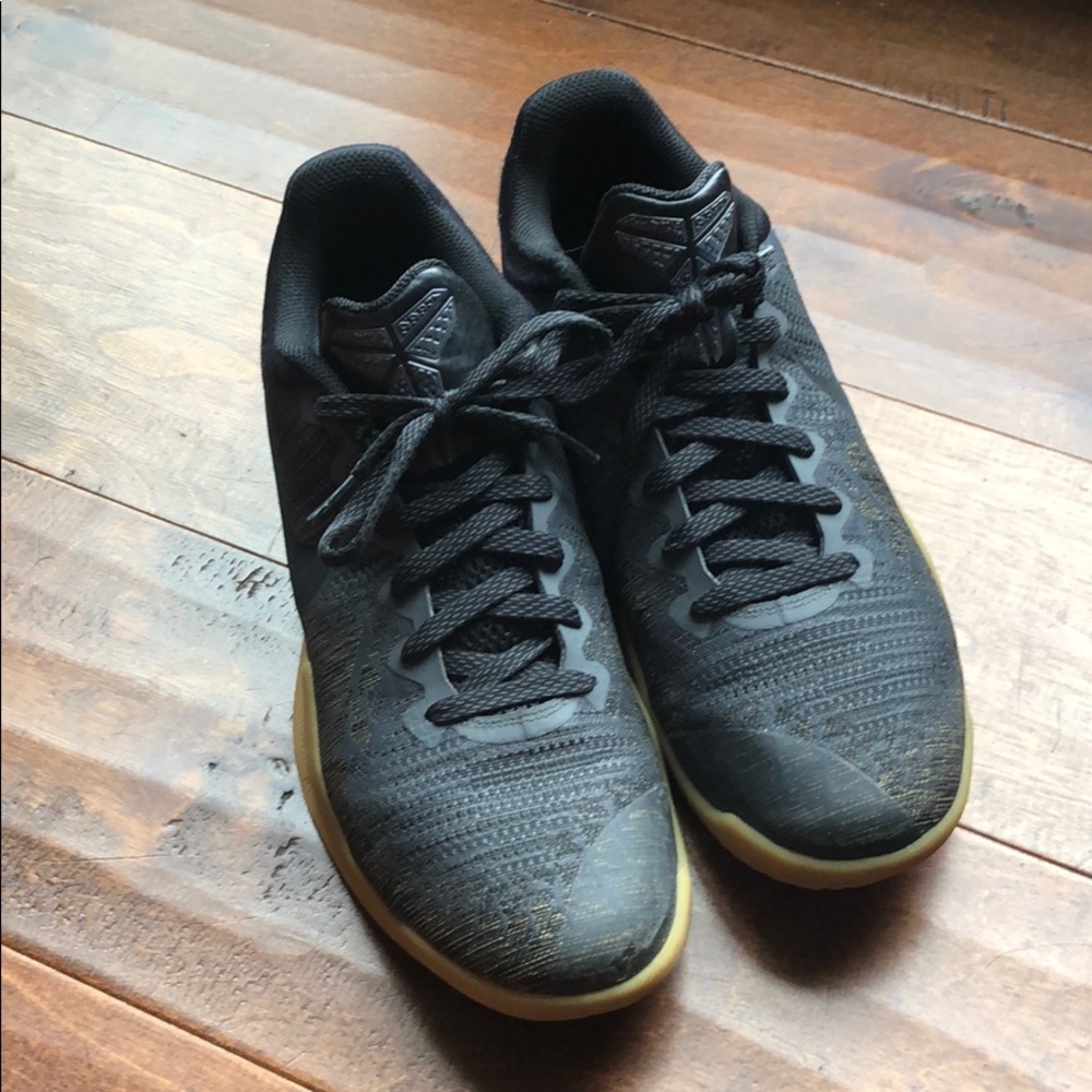 Very gently used Nike kds basketball shoes.